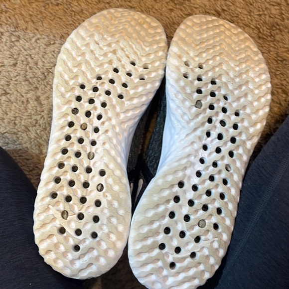 Size 8 womens Nikes - Picture 3 of 6